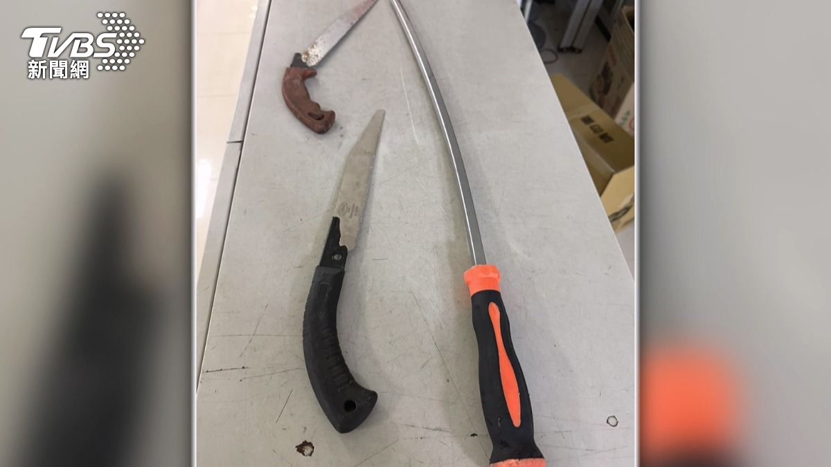 車上搜出三把工具,包括長型螺絲起子和鋸子。(圖/警方提供)