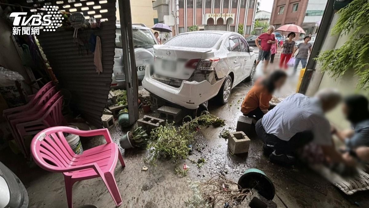 車禍倒退嚕百米,87歲嬤門口遭撞頭部出血。(圖/警方提供)