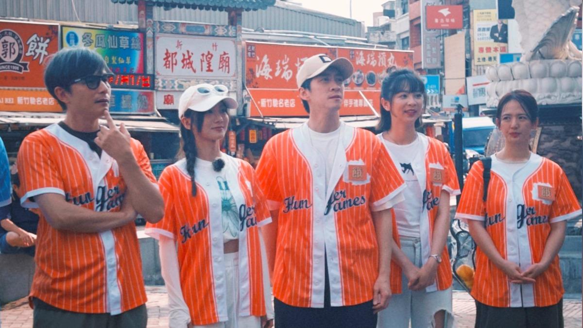 陳漢典（左3）上節目宣傳新歌。（圖／中視提供）