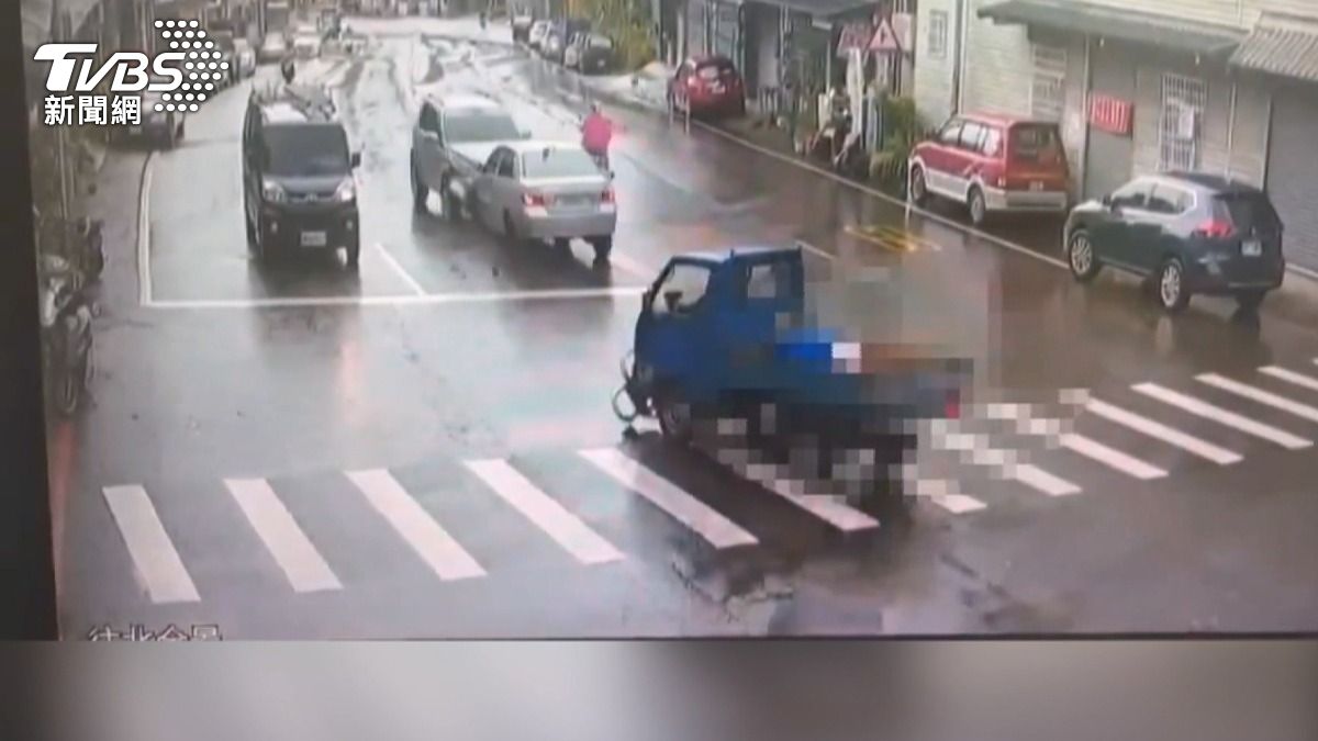 離奇連環撞!轎車闖紅燈釀禍。(圖/民眾提供)