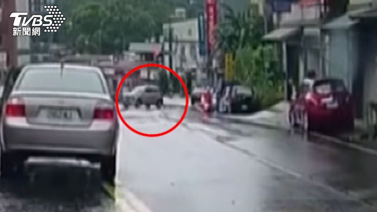 轎車闖紅燈釀車禍,又「倒退嚕」後波及87歲嬤。(圖/民眾提供)