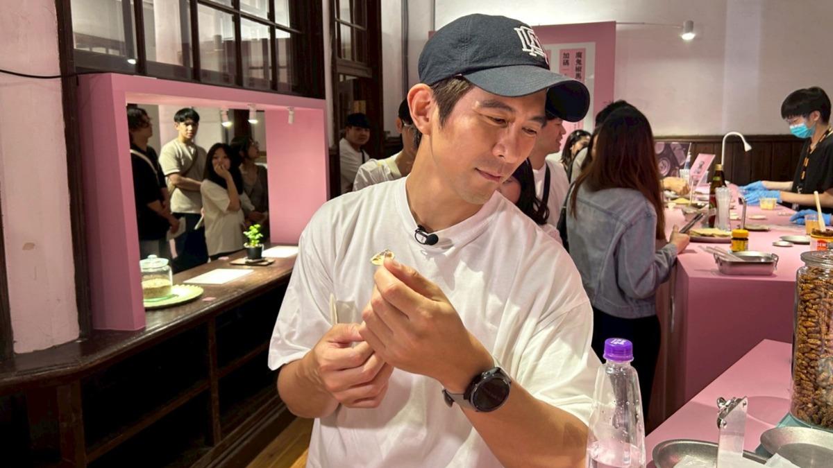 修杰楷變臉了!咬碎「世界最臭食物」乾嘔:不是人吃的