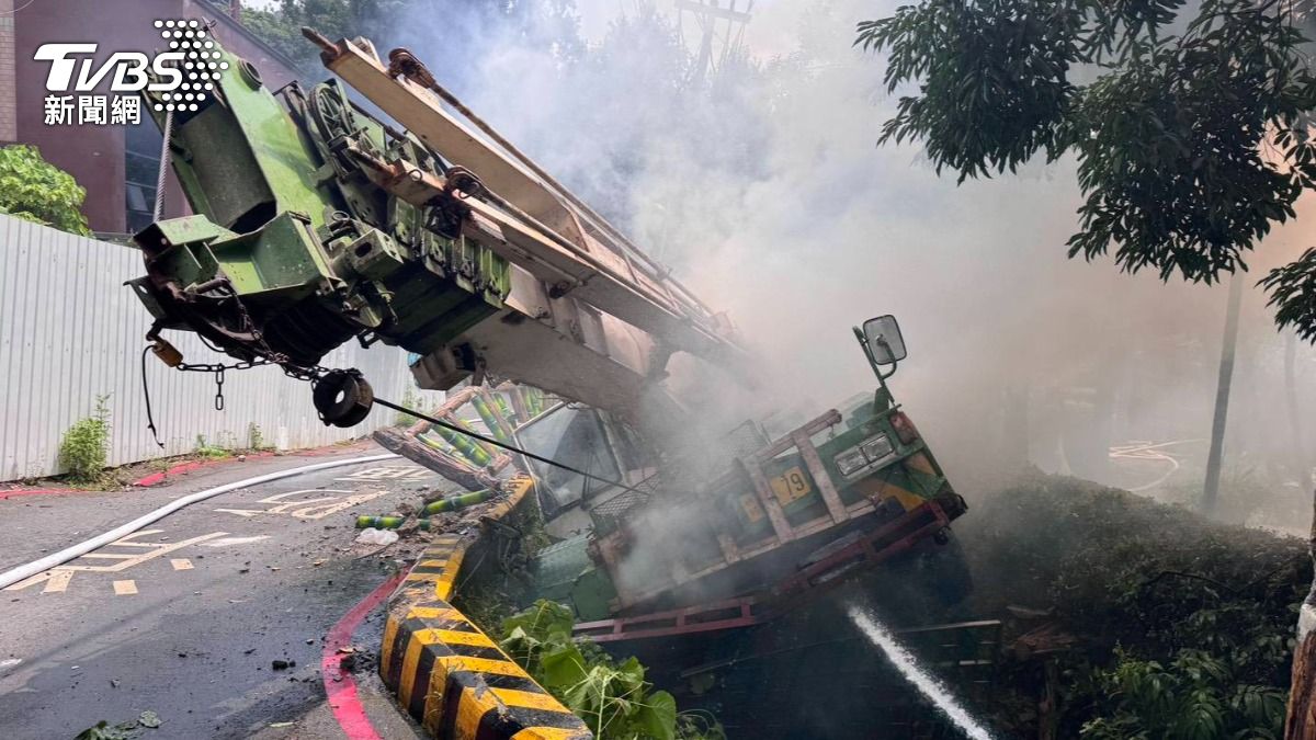 快訊/北投吊車翻覆大排水溝 起火燃燒駕駛緊急逃生