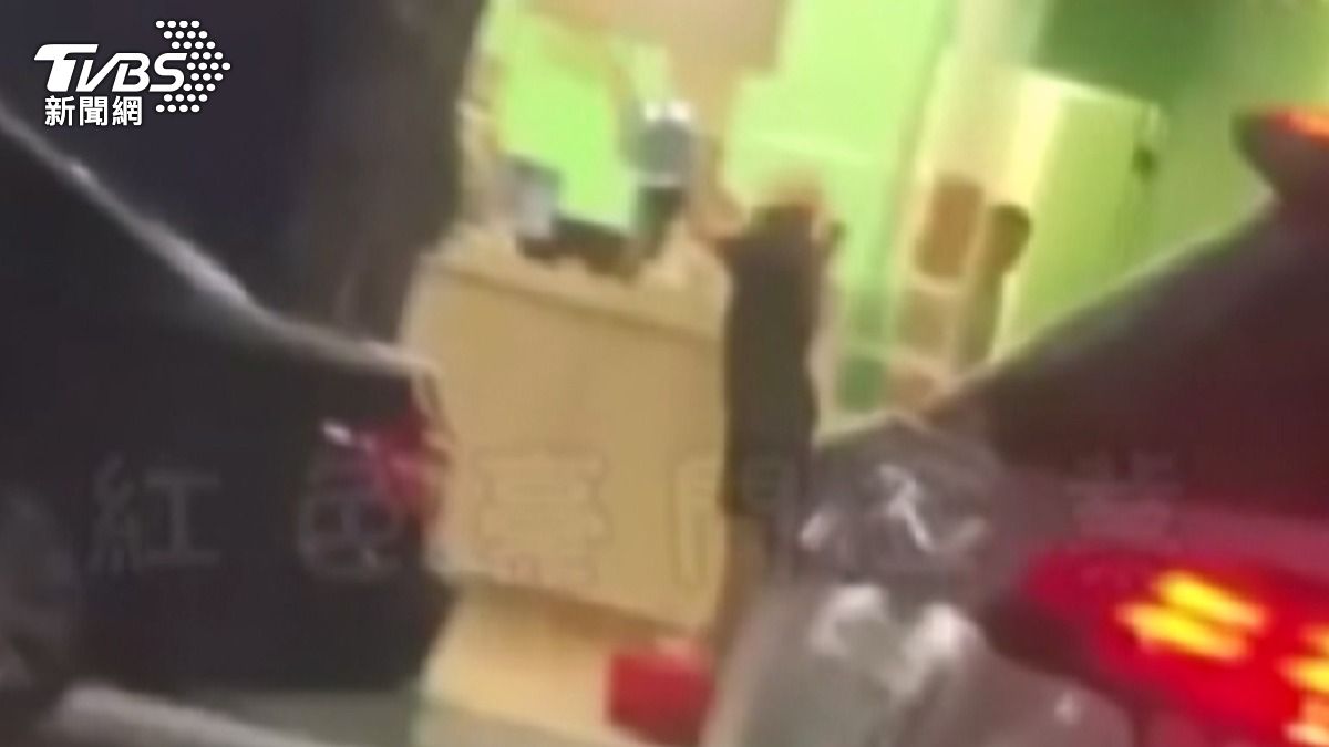 鳳梨飲料店被惡意潑穢物。(圖/TVBS)