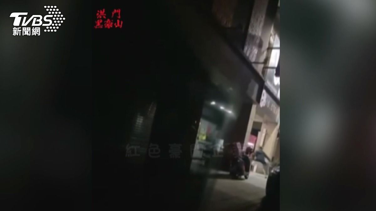 男子拿著水桶快速靠近店面,潑灑後立即轉身,跳上轎車逃離現場。(圖/翻攝紅色豪門企業)