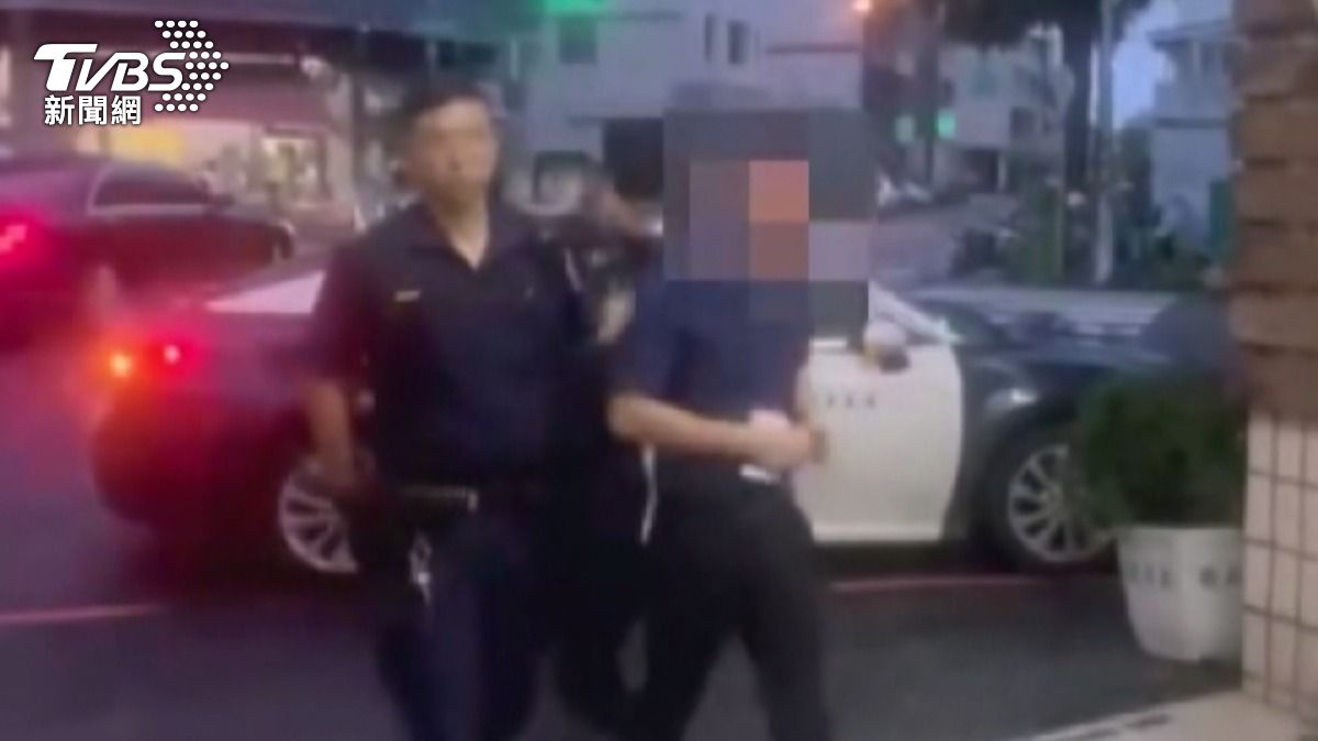 警方已逮捕兩名嫌犯,聲稱因不滿店員說話口氣差而潑灑穢物報復 。(圖/警方提供)