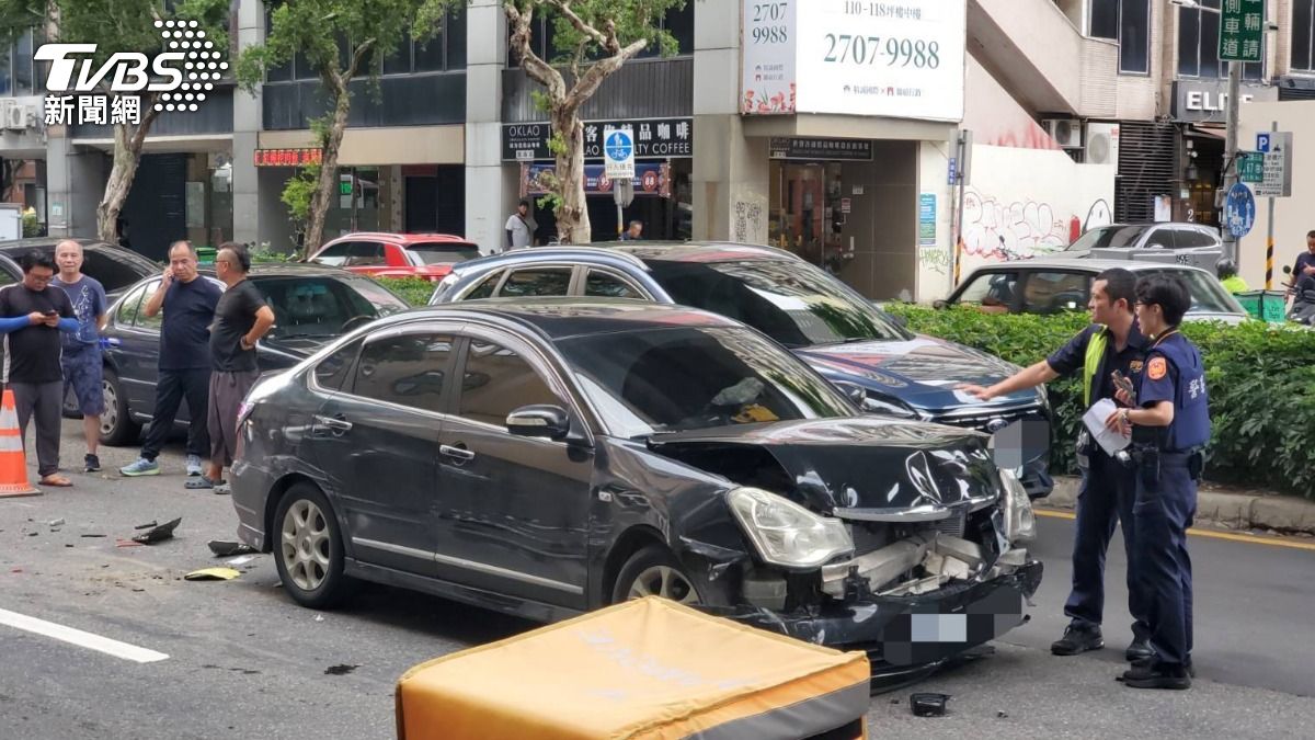 車禍現場造成1騎士1駕駛送醫。（圖／TVBS）