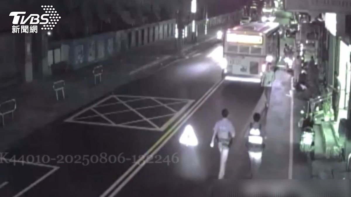 公車司機與機車騎士因行車糾紛當街理論,警方獲報到場處理。(圖/TVBS)