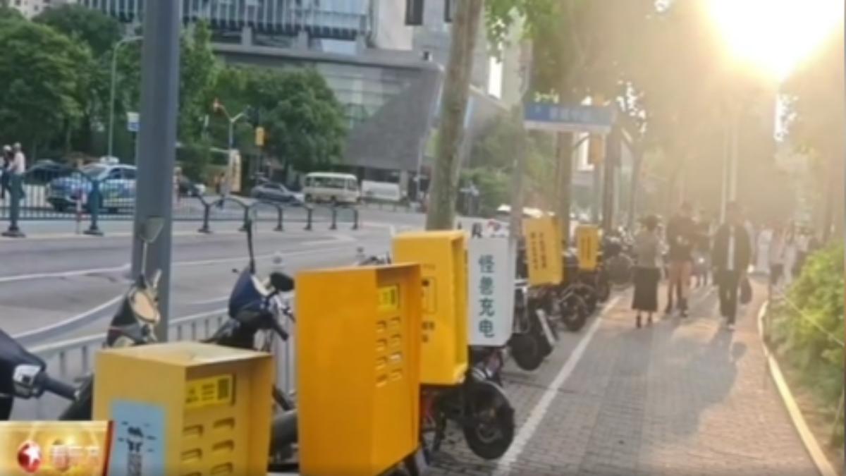 不少民眾當行動電源加盟主，將老舊的電動機車改裝成戶外租借站，不過恐怕容易起火釀災。（圖／上海東方衛視）
