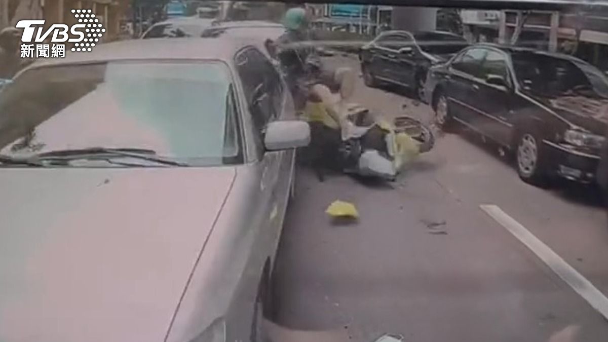 撞擊瞬間曝!27歲無照男暴衝撞5車 騎士重壓車底破頭