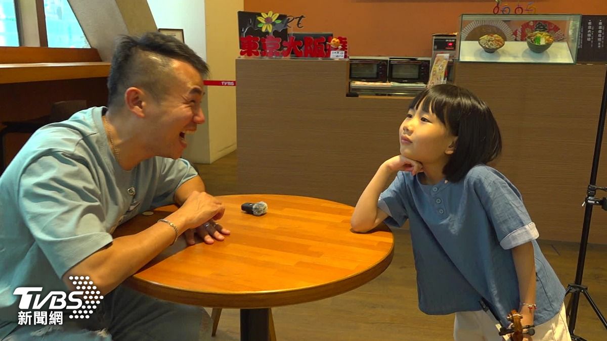 紅豆爸愛逗女兒，表示生活就是玩。（圖／TVBS）