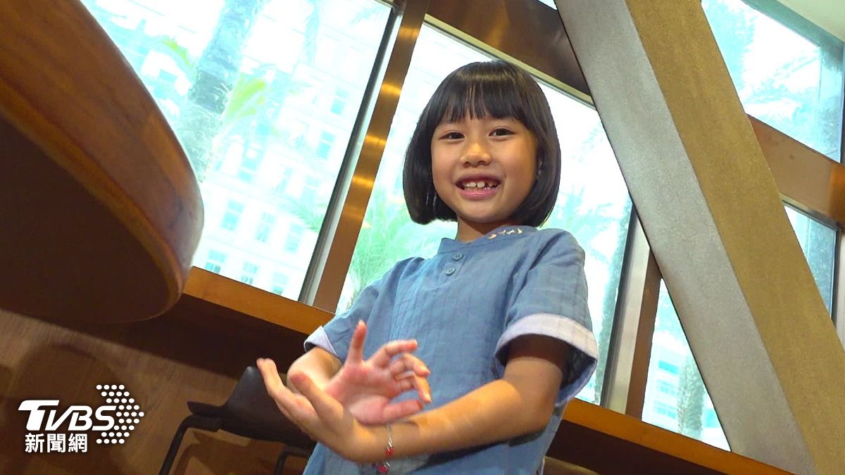 紅豆妹喜歡表演，流利台語圈粉。（圖／TVBS）