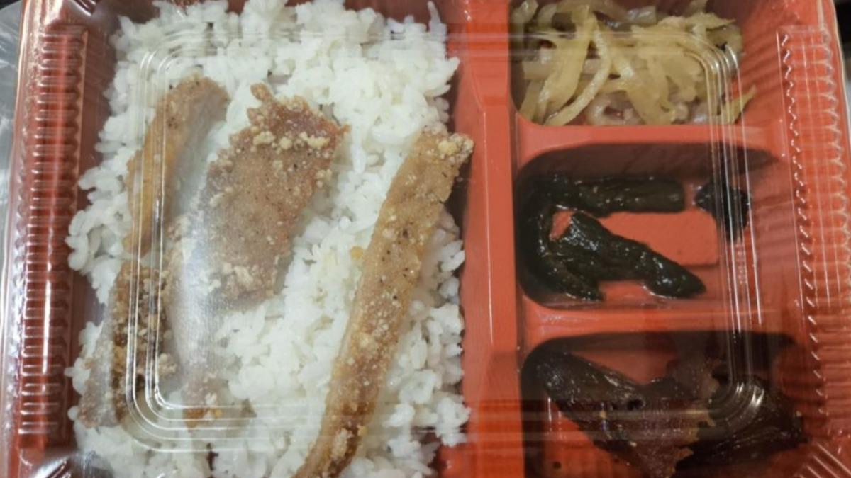 太扯!桃園69元便當只有3片排骨肉 網友怒評「像剩菜」