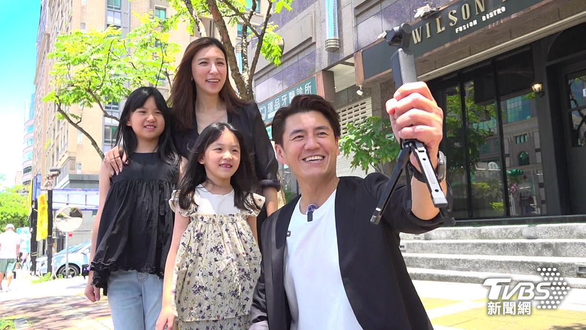 阿布拍攝美食短影音記錄家庭生活。(圖/TVBS)