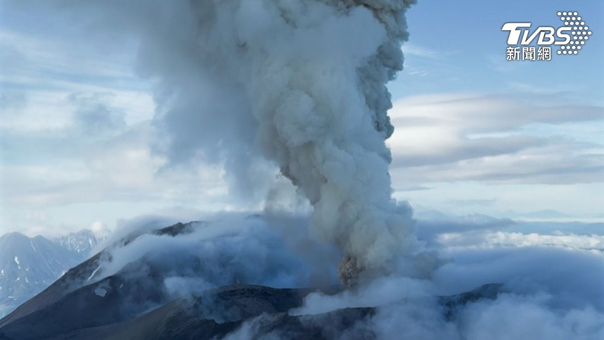 俄羅斯日前8.8強震，使克拉舍寧尼科夫火山在沉睡多年後爆發。(圖／達志影像美聯社)