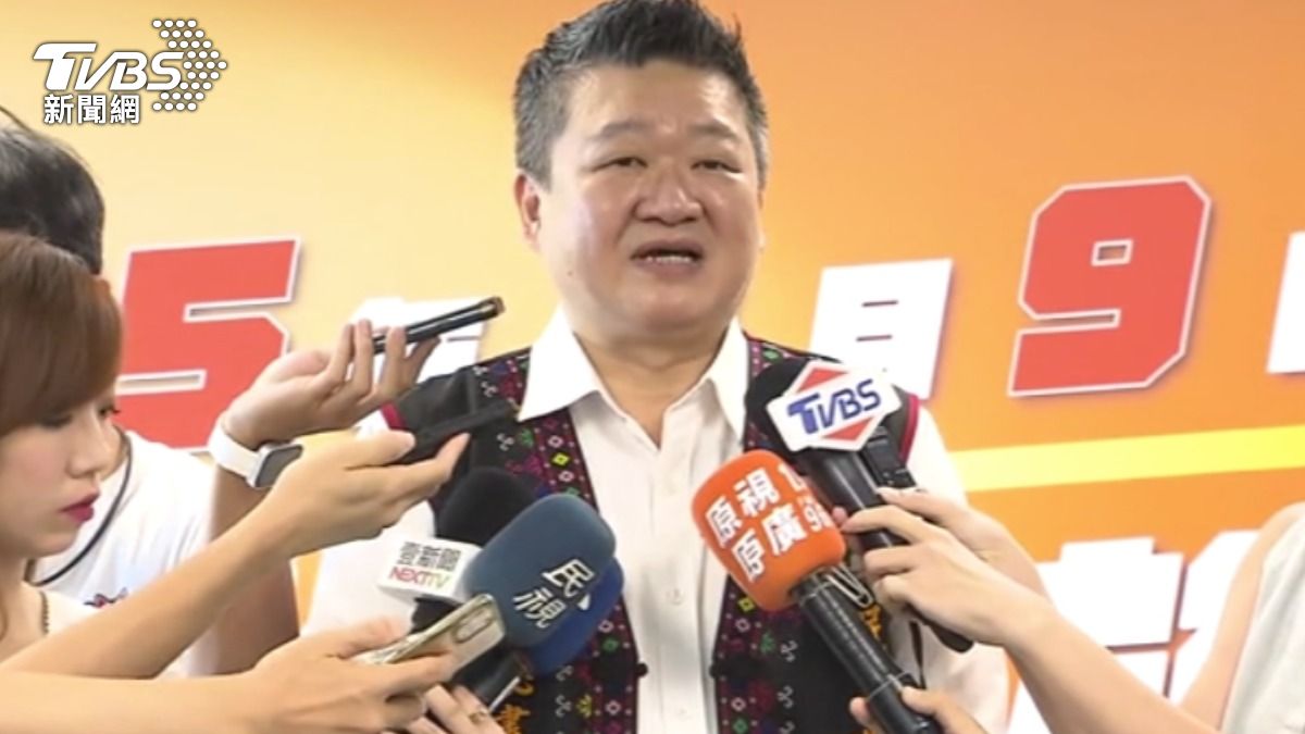 民進黨代理秘書長何博文否認擺拍。（圖／TVBS）
