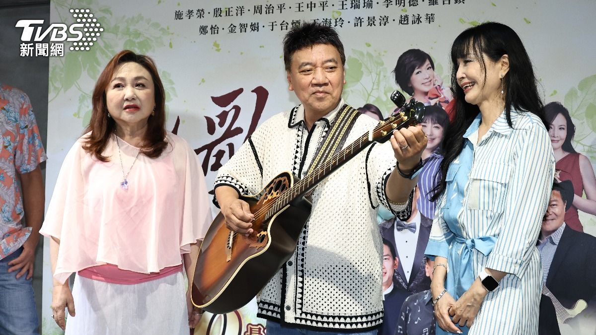 于台煙(右起)在施孝榮號召下,和鄭怡等人再度為民歌高峰會獻唱。(圖/張哲鳴攝)