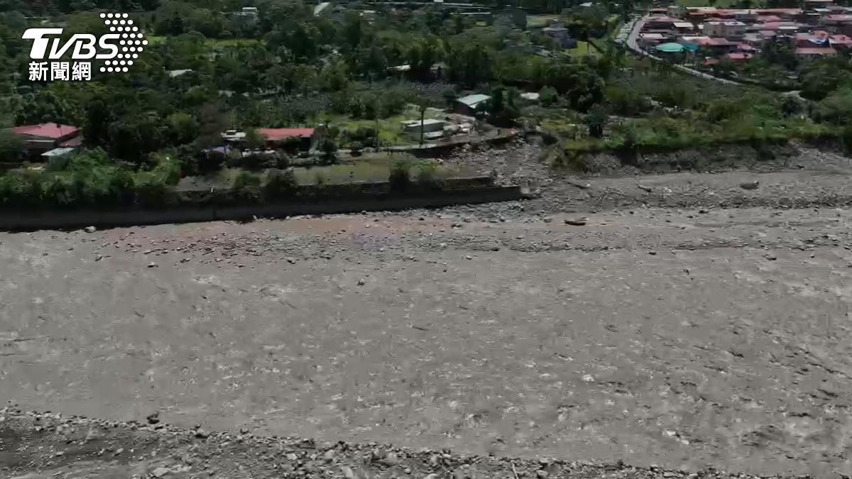 透過空拍畫面可見，災區地基被掏空大半，大片果園全都被土石覆蓋。（圖／TVBS）