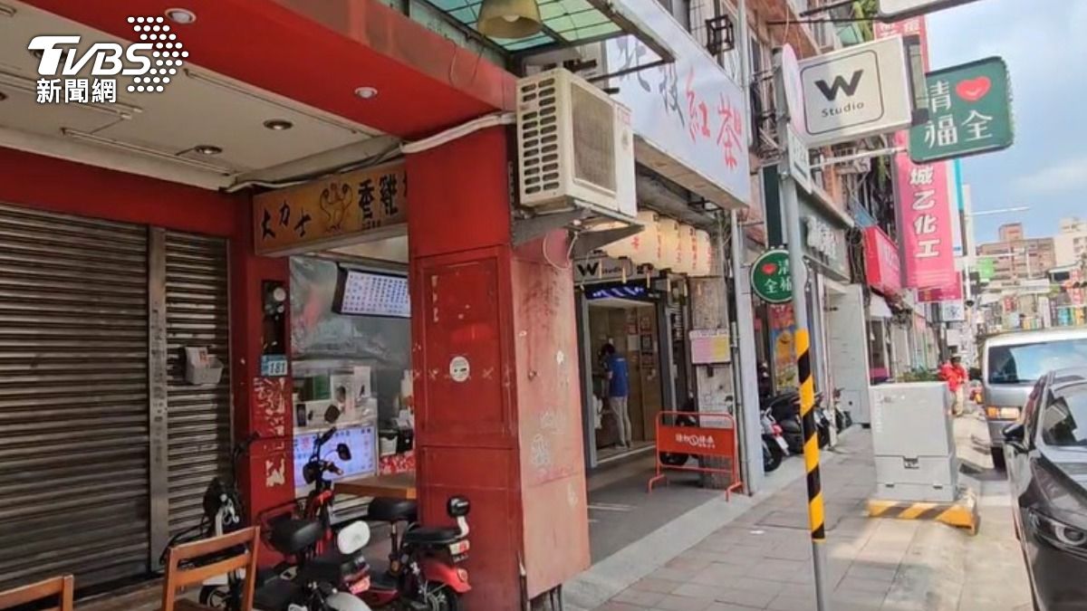 冷氣室外機若裝設在人行通道上方，高度須超過2.1公尺。（圖／TVBS）