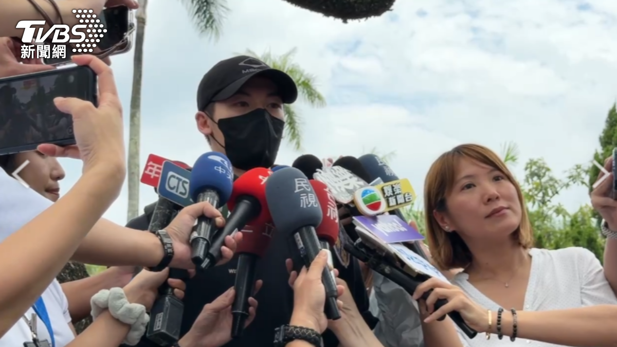 許光漢退伍吸引超多媒體與粉絲到場。(圖/TVBS)