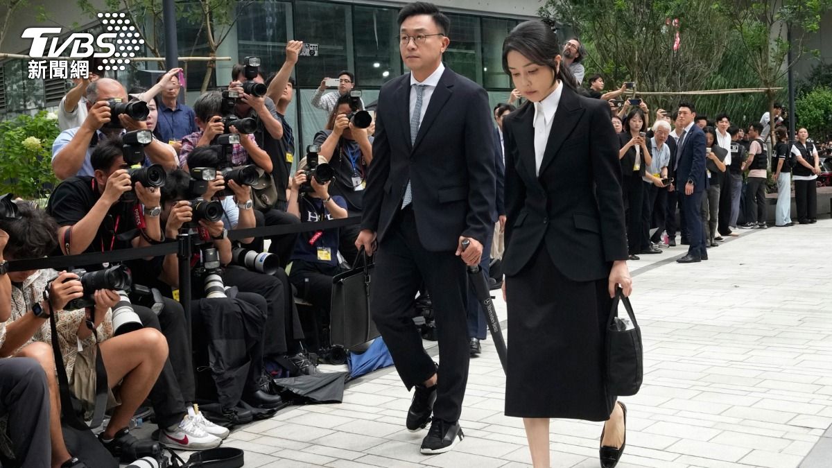 南韓前第一夫人金建希到案受訊,檢方透露金建希沒有行使緘默權。(圖/達志影像美聯社)