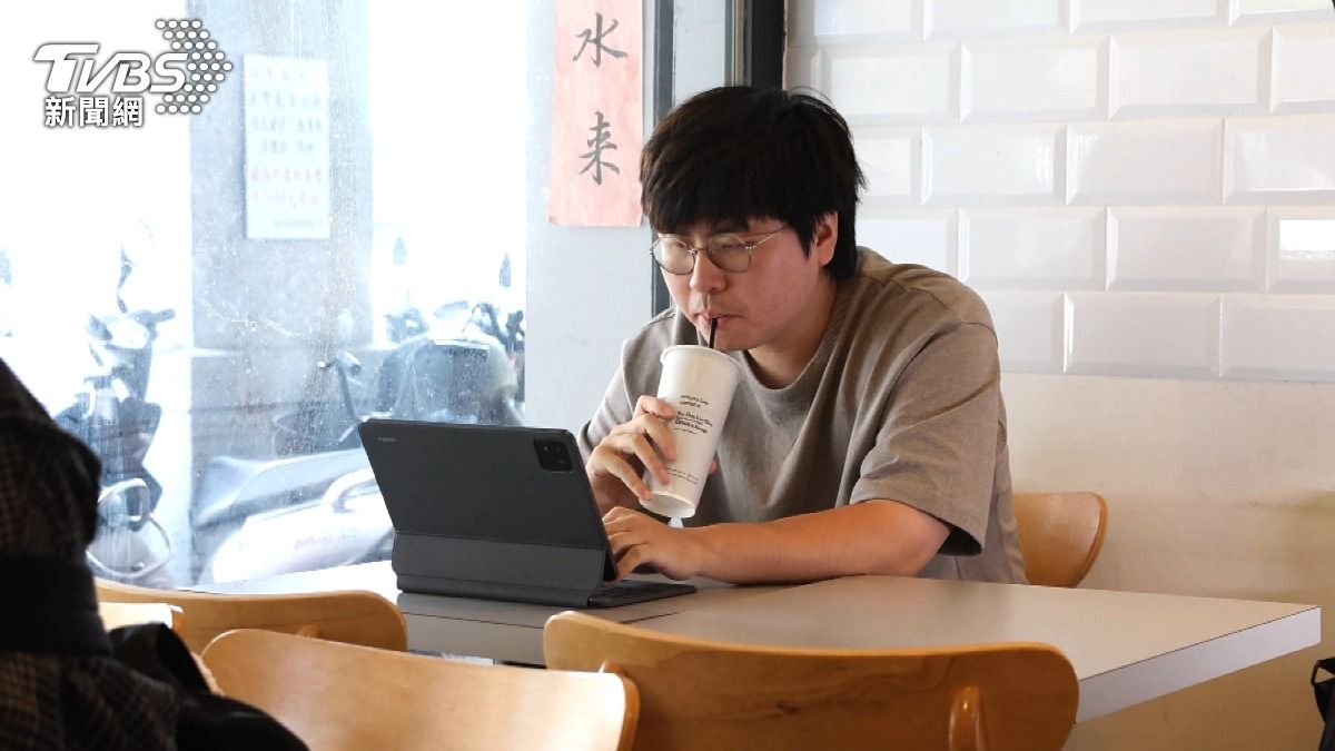姜先生每週只工作24小時,靠「時間游牧」月收破10萬。(圖/TVBS)