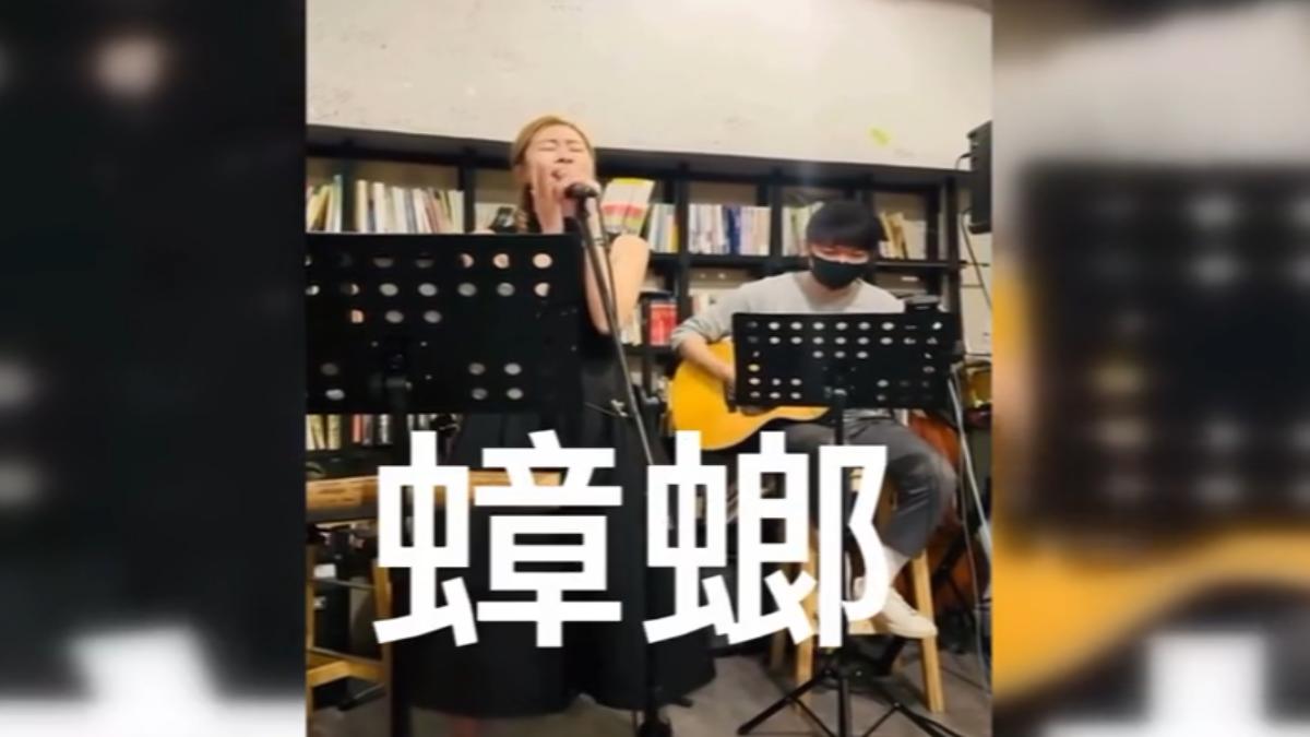 張棋惠現場改編歌曲唱出「蟑螂主題曲」，讓台下觀眾聽到大笑。（圖／翻攝張棋惠Threads）