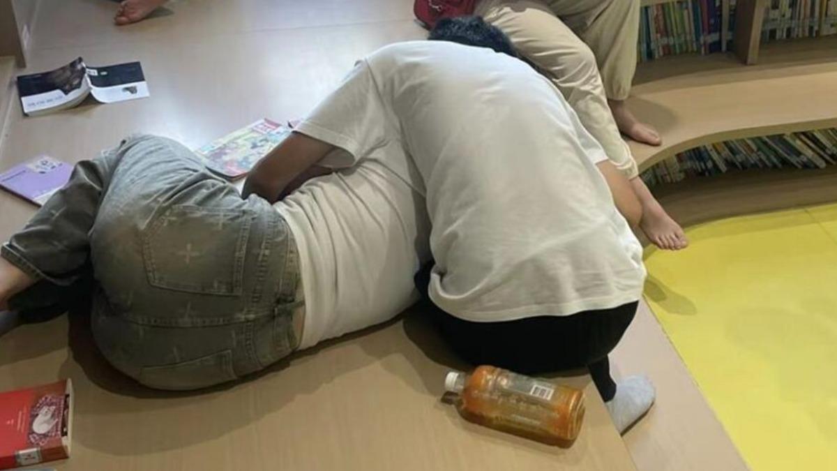 陸情侶闖兒童閱讀區！躺地摟抱看片　家長火大：怎好意思？