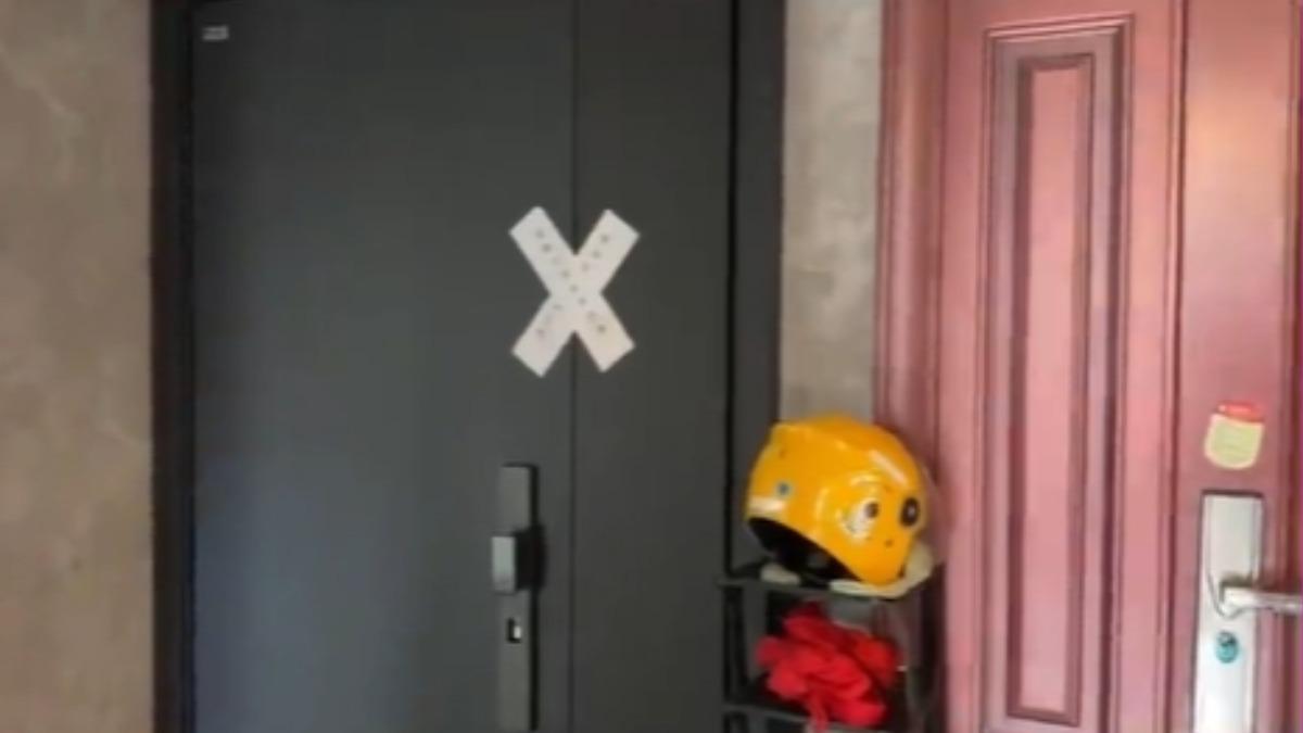 補習教師的小房間已被貼上封條。(圖/翻攝自微博)