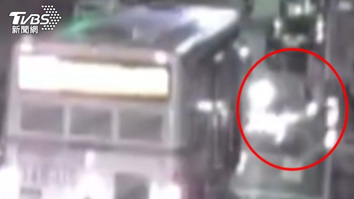 疑喇叭聲惹怒六旬男，逆向攔阻公車司機，街頭對峙。（圖／TVBS）