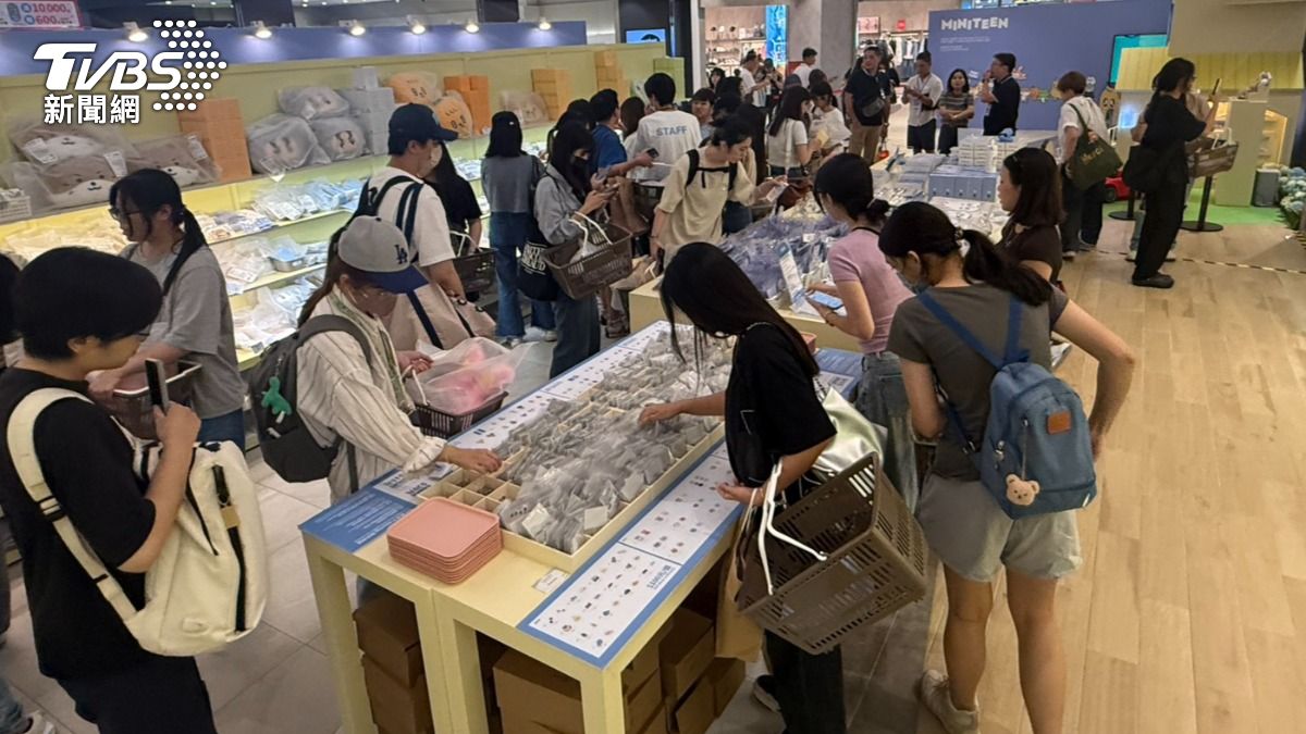 韓團SEVENTEEN的官方角色,在台灣有快閃店,開幕首日吸引大量粉絲排隊。(圖/TVBS)