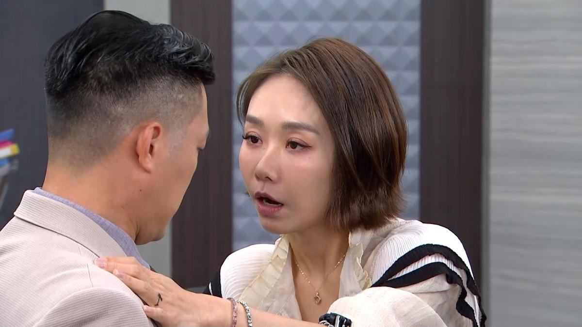 何依霈（右）飾演的角色原本性格偏瘋，近期逐漸「反白」。（圖／三立提供）