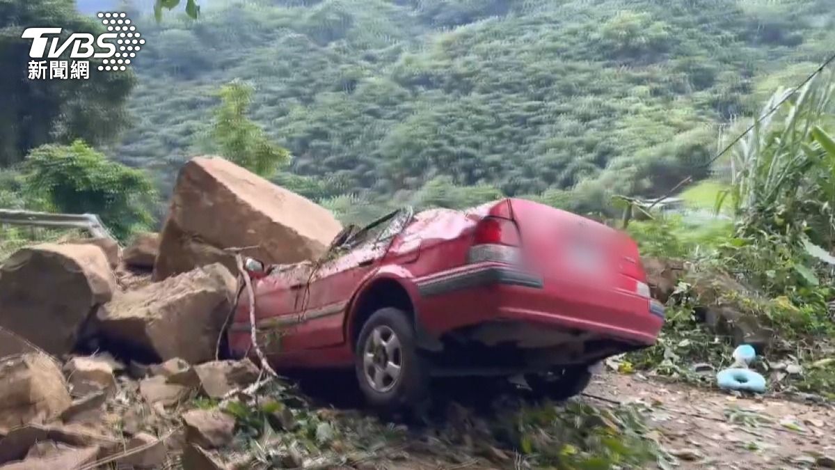苗栗泰安山崩奪命!巨石六樓高墜落 紅色轎車遭壓扁兩人慘死。(圖/TVBS)