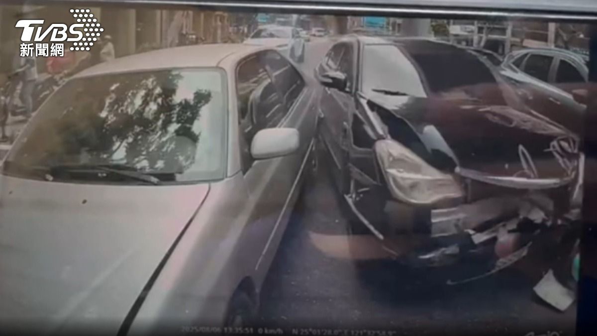 無照男暴衝連撞7車，騎士慘壓車底重傷。（圖／TVBS）