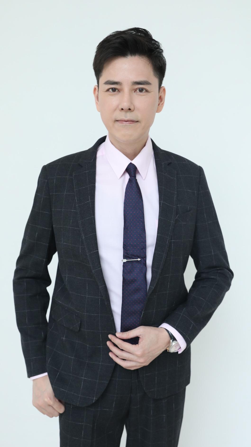 為了角色,丁力騏親自添購近十萬新西裝。(圖/民視提供)