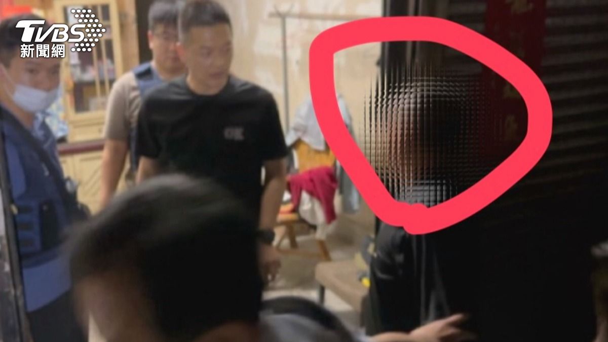 恐怖噁心!女洗澡遭狼鄰闖入 持刀威脅還襲胸 判刑結果出爐。(圖/TVBS)