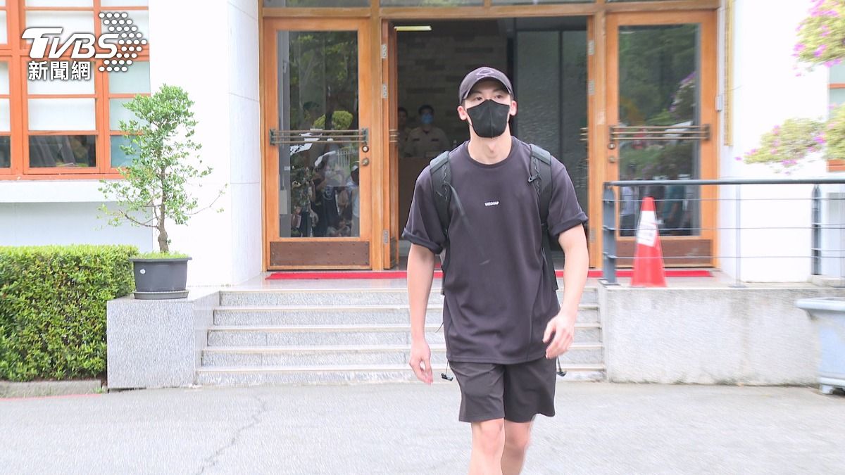 一身黑衣卸下軍裝!許光漢替代役結束。(圖/TVBS)