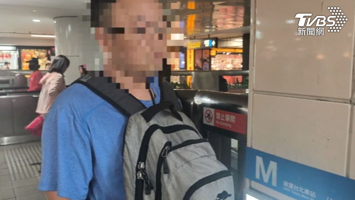 台北車站驚傳偷拍案,男把手機藏膝蓋,涉偷拍女裙底。(圖/TVBS)