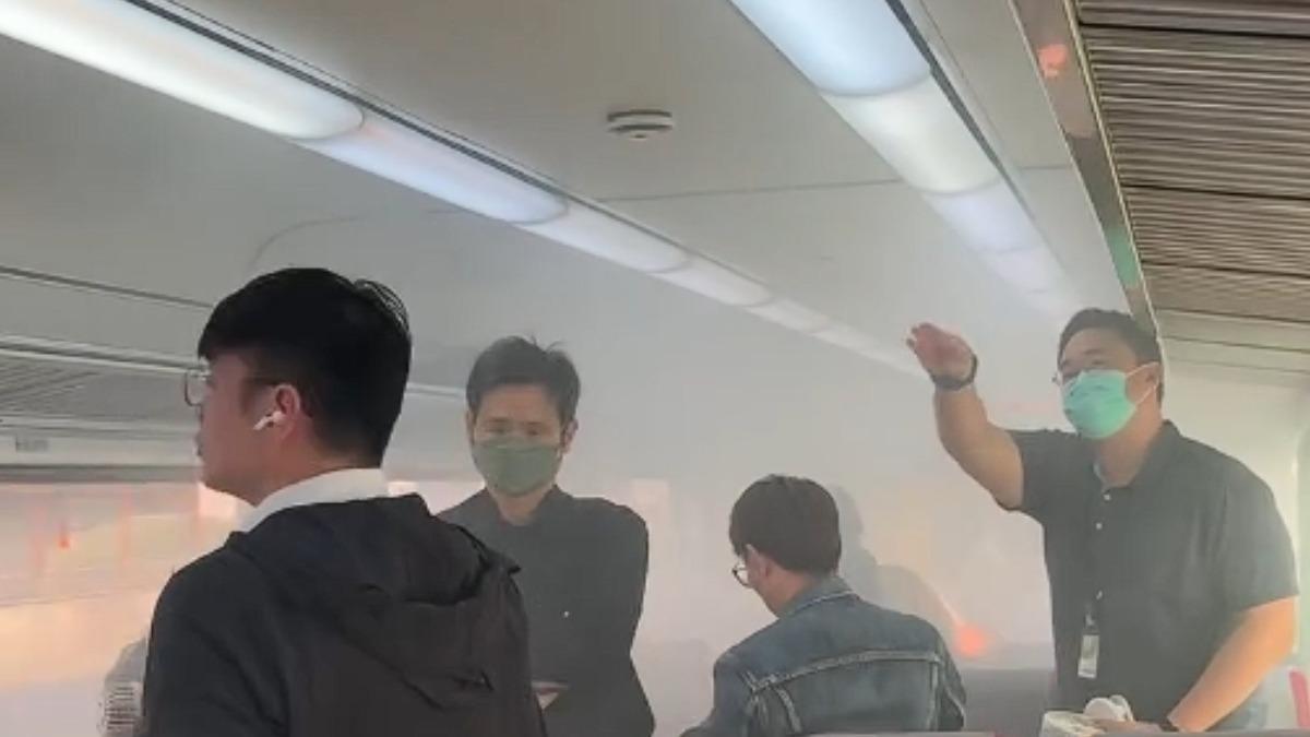 台鐵自強號竄濃煙!行動電源自燃「車廂白茫一片」 乘客驚逃
