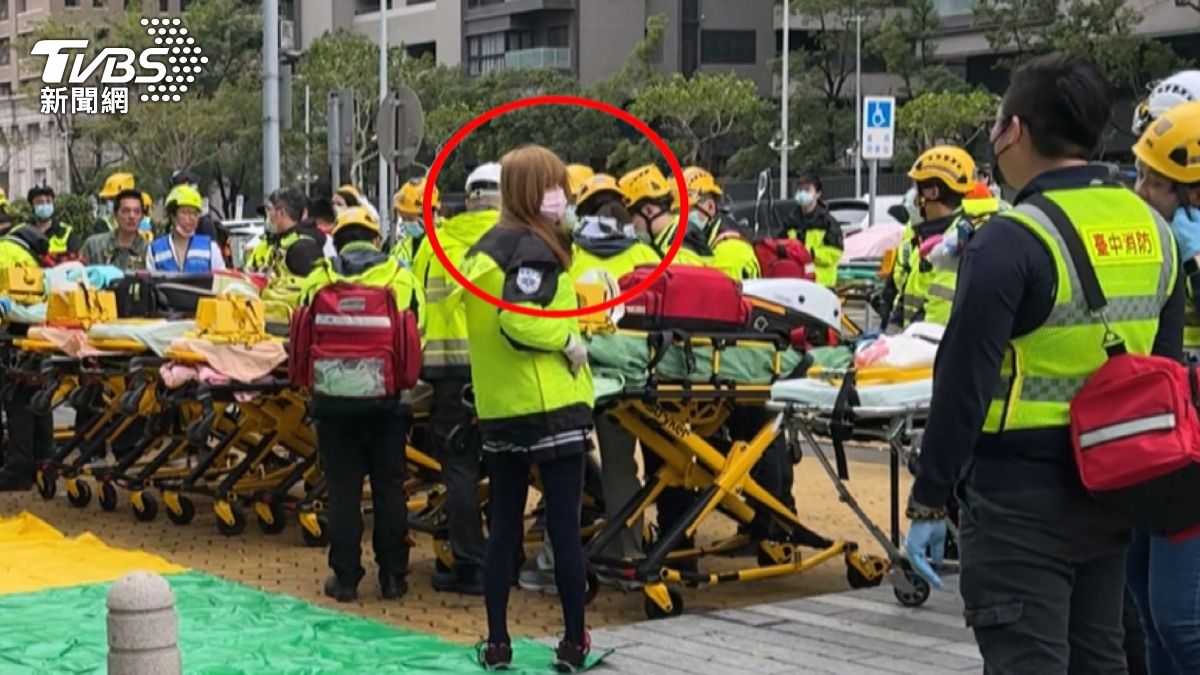 曾進入新光三越氣爆現場封鎖線內協助救災的畫面。(圖/TVBS)