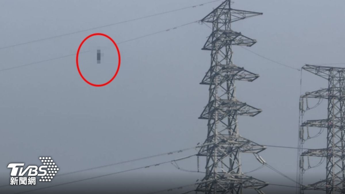 高壓電塔懸掛男屍，身分不明，死因成謎。（圖／TVBS）