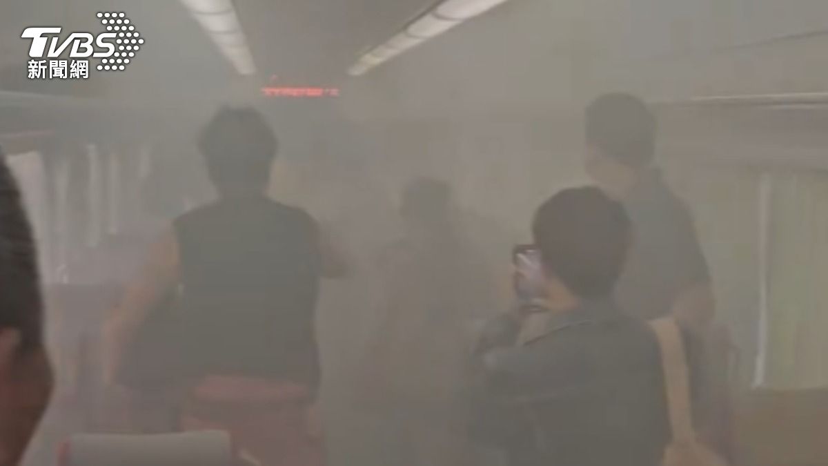 台鐵自強號125車次,乘客的行充自燃,大量白煙佈滿車廂(圖/翻攝Threads:p9690110)