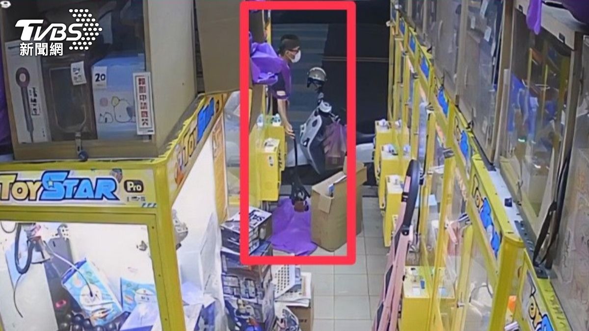 獨/娃娃機店驚見「守株待竊」!男凌晨摸走近8萬元 犯行曝
