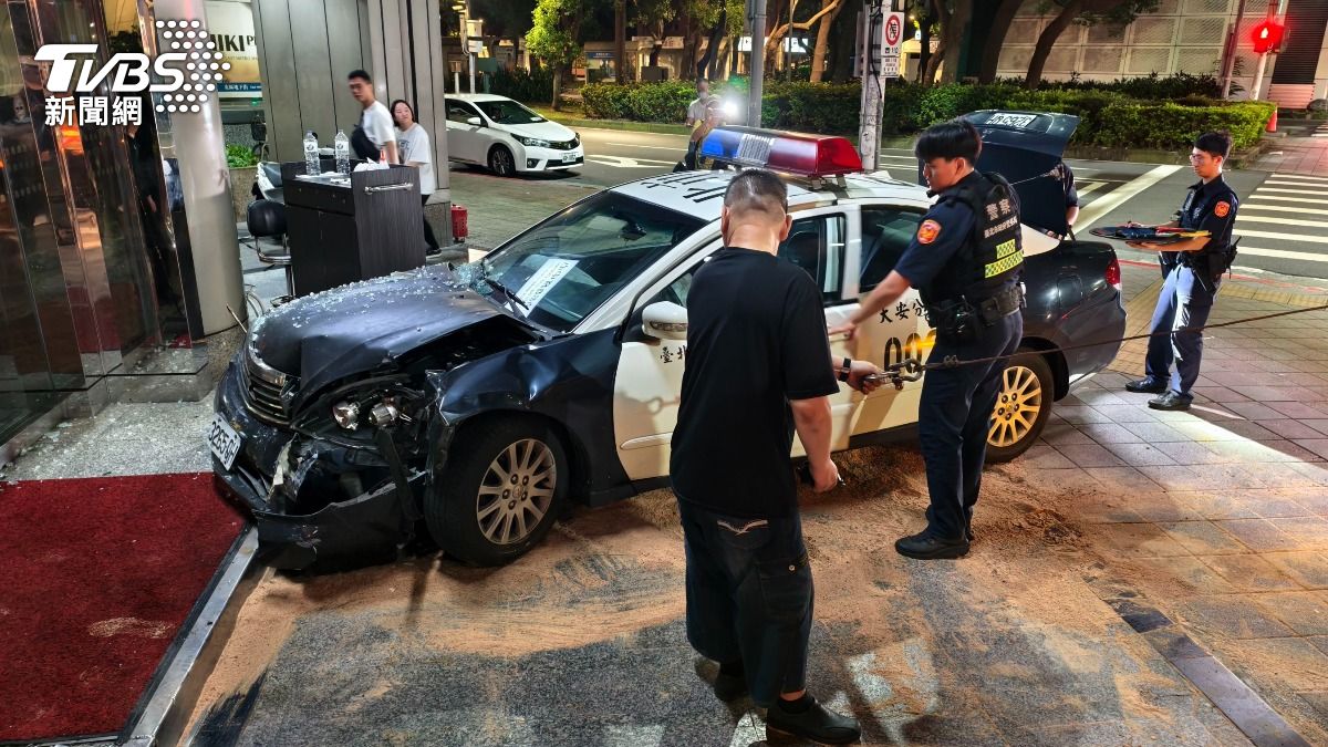 煞不住!北市大安警支援酒店糾紛 疑煞車失靈猛撞大門致2傷