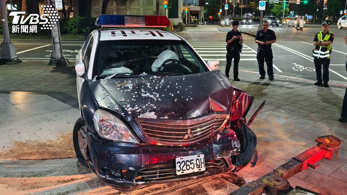 事故巡邏車車頭嚴重毀損。（圖／陳冠宇攝）