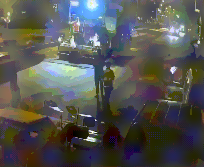 車斗疑似不慎勾到電線，導致電線桿當場倒塌。（圖／TVBS）