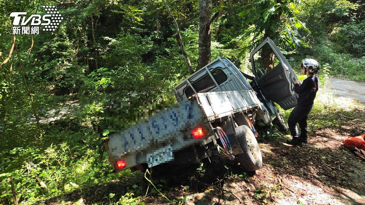 煞車踩成油門!台東產業道路人車墜崖 駕駛獲救擦挫傷
