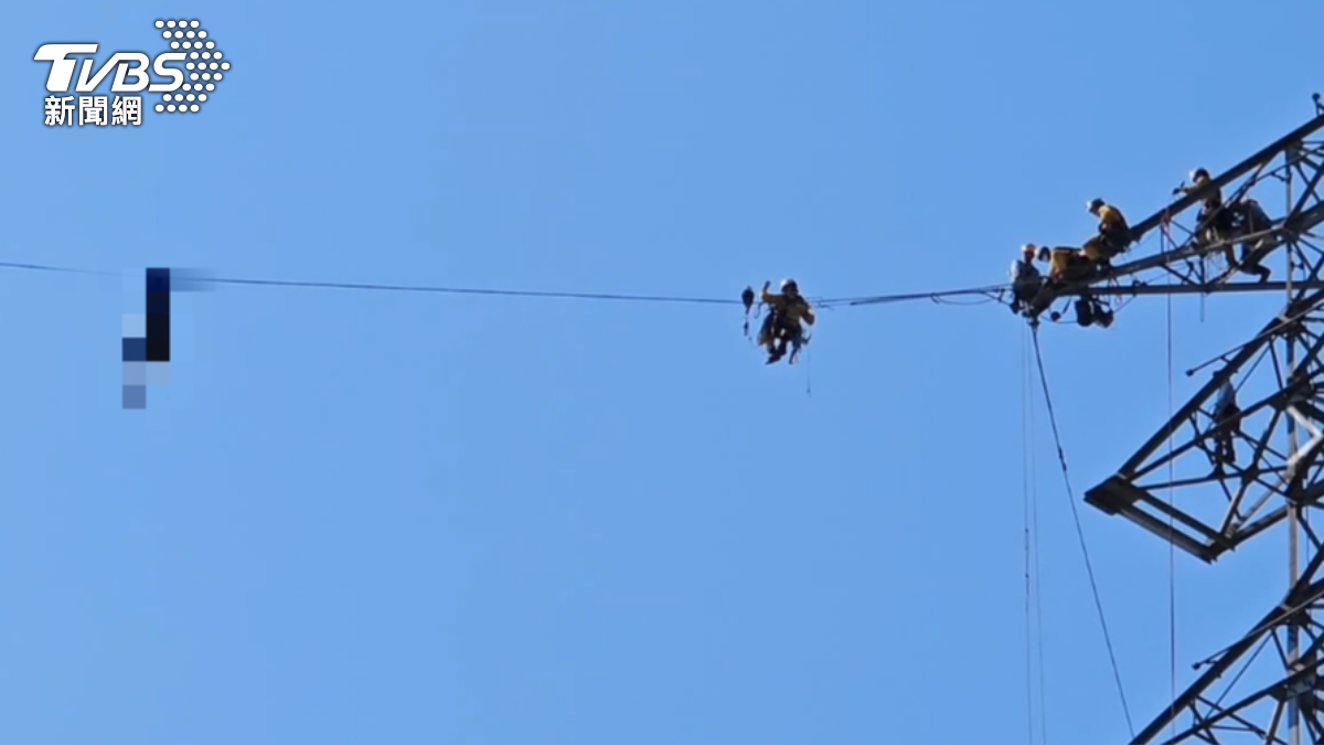 特搜人員爬上電塔救援懸掛男子。(圖/TVBS)