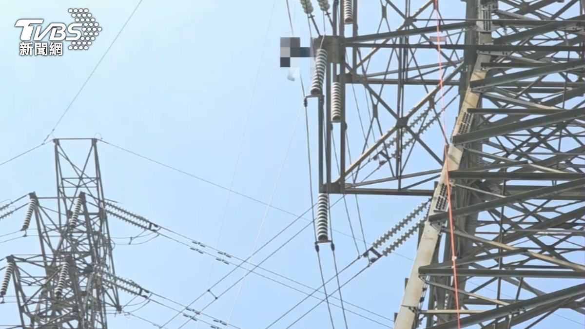 高壓電塔上有名男子懸掛,警消積極救援。(圖/TVBS)