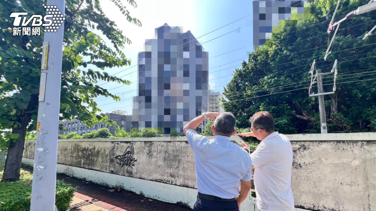 烏日分局長劉雲鵬也親自帶著偵查隊隊長林宏霖,前往住宅附近勘查。(圖/TVBS)
